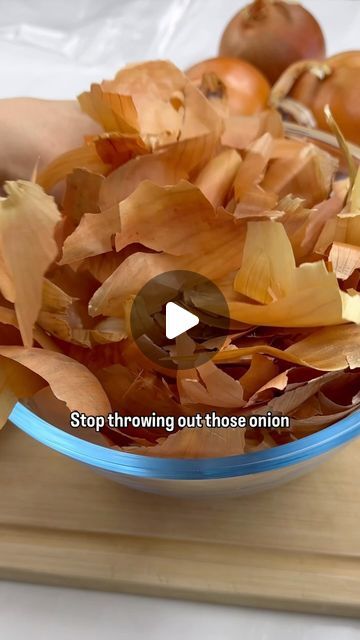 Levi Jensen on Instagram: "HOMEMADE ONION POWDER 🧅 

Follow @emilyxlevi for more family-friendly health tips & recipes ✨

Stop throwing out those onion skins.. instead let’s transform them into an antioxidant rich onion powder that’s free from additives and fillers (like those at the grocery store)

And at the same time, reduce food waste 🙌

⭐️ How to do it ⭐️

Preserve your onion skins (we like to keep them in a bag in a cool dry area until an accumulate the skins from about 6-8 onions). 

Give the onion skins a good wash (& use this leftover water to fertilize your plants.. it will be rich in potassium 🌱)

Pat them dry, then lay them in a single layer on baking sheets lined with parchment. 

Dehydrate in the oven at the lowest setting until they are dry and brittle (easily snap in you Homemade Onion Powder, Quick Detox, Foraged Food, Spice Cabinet, Be Rich, The Onion, Homemade Spices, Homemade Seasonings, Dehydrator Recipes