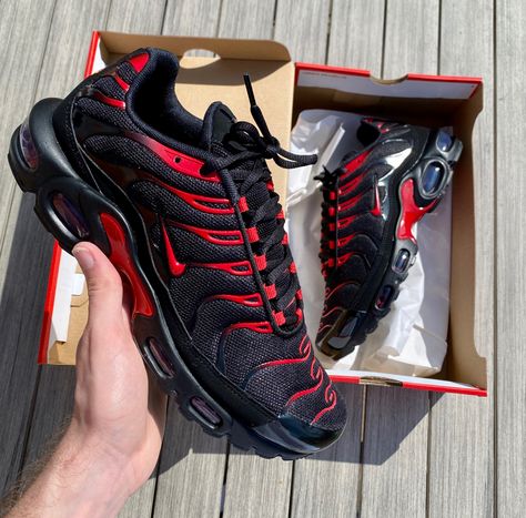 Air Max Sneakers For Men, Nike Tuned 3, Nike Tn Shoes, Nike Tuned, Nike Tns, Bling Nike Shoes, Dr Shoes, Black Nike Shoes, Nike Tn