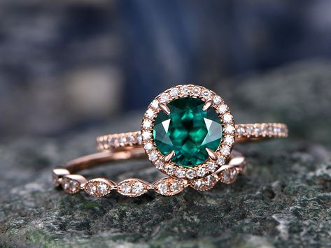 BBBGEM offers Emerald Ring Wedding Set,see our Emerald Wedding Ring rose gold in round,oval,cushion,princess,emerald cut,pear shape. Round Emerald Ring, Emerald Wedding Rings Set, Rose Gold Emerald Ring, Emerald Engagement Ring Green, Emerald Engagement Ring Set, Rose Gold Promise Ring, Emerald Wedding Rings, Emerald Ring Gold, Round Engagement Rings