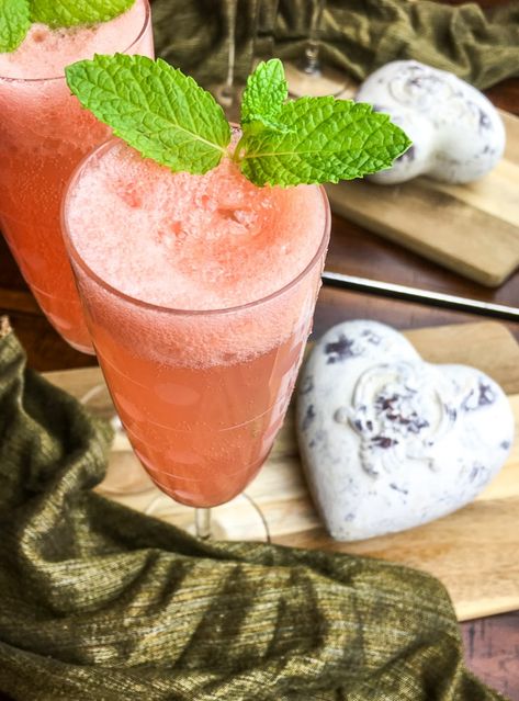 Grapefruit Mimosa, Sparkling Grape Juice, Mimosa Cocktail, Fresh Drink, Blue Cheese Burgers, Easy Summer Cocktails, Mint Simple Syrup, Mimosa Recipe, Honey Walnut