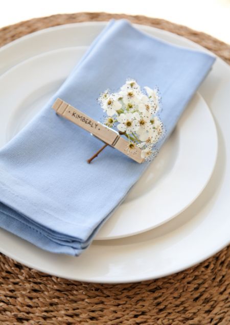 Simple peg and flower place setting decoration: Blue Place Settings, Tafel Decor, Clothes Pegs, Table Setting Decor, Wedding Place Settings, Pretty Tables, Napkin Folding, Wedding Decor Elegant, Wedding Places