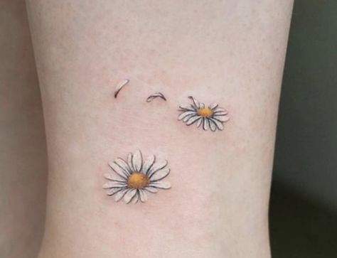 Daisy Tattoo Designs, Daisy Flower Tattoos, Tattoo Tiny, Bee Flower, Daisy Tattoo, Friendship Tattoos, Trendy Tattoo, Tiny Tattoo, Cool Small Tattoos