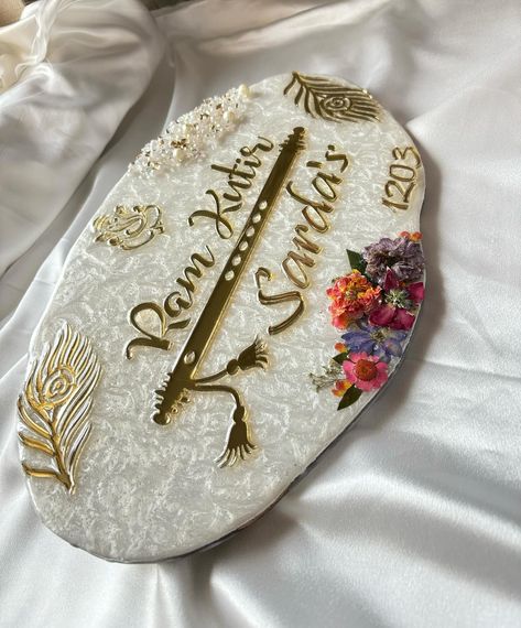 “Apne ghar ki pehchaan, ek naya roop. Resin name plate se sajayein apne ghar ka darwaza. ✨🏡 . . . . #resin #resinart #resinartwork #resincraft #resinnameplate #resindoorhanger #resinflowers #resinstone #resinelegance #resinwork #instagram Resin Name Plate, White And Gold Resin, Name Plate Design, Name Boards, Resin Design, Resin Artwork, April 6, Resin Flowers, Plate Design