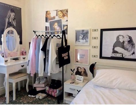 Ariana Grande Room Ideas, Ariana Grande Room Decor, Yungblud Merch, Ariana Grande Room, Celebrity Bedrooms, Ariana Merch, Small Bedroom Inspiration, Queen Room, Room Makeover Inspiration