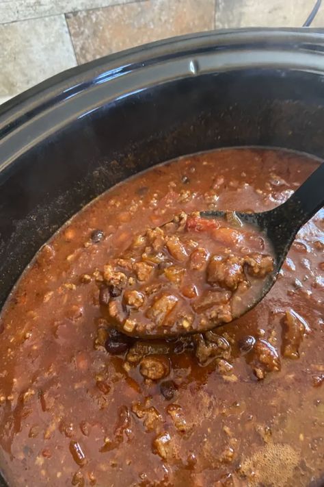 Crock Pot Chili Mac Recipe - An Easy Dump & Go Recipe Crock Pot Chili Mac, Chili Mac Crockpot, Chilli Mac, Crock Pot Chili, Chili Pasta, Chili Mac Recipe, Recipes Chili, Chili Toppings, Chili Mac