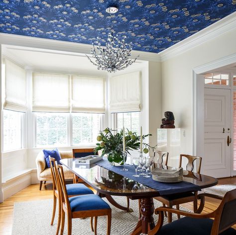 Say goodbye to traditional white ceilings. Wallpapered Ceilings, Ceiling Dining Room, Modern Dining Room Lighting, Lacquered Walls, Ceiling Wallpaper, Wallpaper Ceiling, Navy Wallpaper, White Ceiling, Bathroom Wallpaper