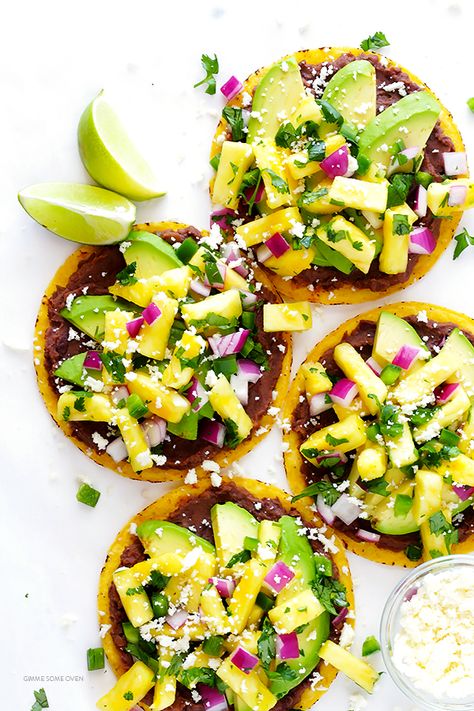 10-Minute Pineapple Black Bean Tostadas -- quick and easy to make, and perfect as an easy vegetarian dinner or snack! | gimmesomeoven.com Black Bean Tostadas, July Appetizers, Bean Tostadas, Black Bean Recipes, Easy Vegetarian Dinner, Food Summer, Easy Grilling, Gimme Some Oven, Pineapple Recipes