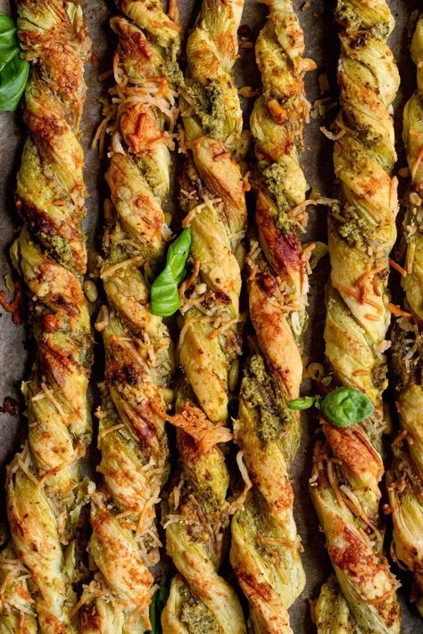 4 Ingredient Vegan Pesto Cheese Twists - Lucy & Lentils Vegan Savoury Baking, Vegan Savory Pastry, Vegan Picnic Recipes, Vegan Savoury Snacks, Vegan Party Appetizers, Vegan Picnic Ideas, Vegan Picnic Food, Vegan Soulfood, Vegan Basil Pesto