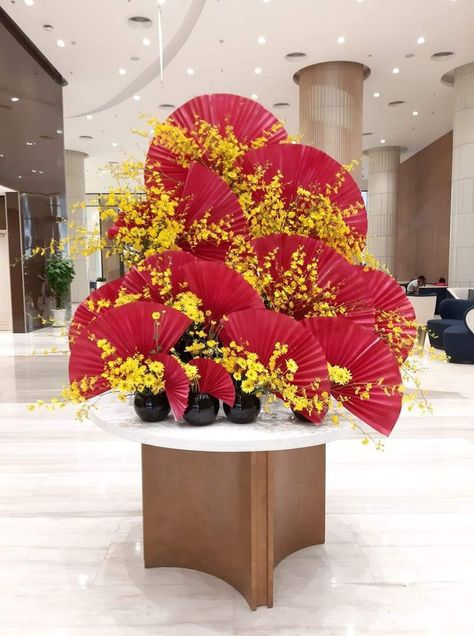 Ikebana japanese floral arrangements Japanese Party Decorations, Asian Party Decorations, Asian Party Themes, Decor Photobooth, Tet Decoration, Chinese New Year Flower, Hanging Paper Craft, Wall Hanging Paper Craft, Craft For Home Decoration