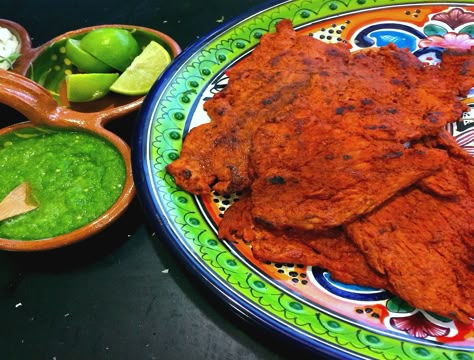 Disfruta de estas riquísimas milanesas de cerdo enchiladas. Son muy fáciles de preparar y el sabor es irresistible. Carne Enchilada, Carne Adobada, Carne Adovada, Grilling Recipes Pork, Pork Enchiladas, Real Mexican Food, Mexican Food Recipes Authentic, Kitchen Recipes, Mexican Food