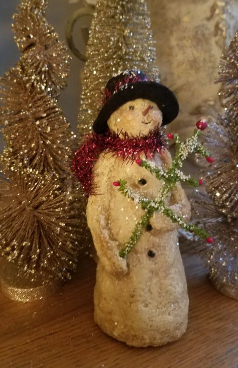 Snowman paper mache Rustic Snowman Ornaments, Paper Clay Christmas Ornaments, Christmas Paper Mache Crafts, Paper Mache Snowman Diy, Paper Mache Santa, Paper Mache Snowman, Paper Mache Christmas, Vintage Christmas Crafts, Primitive Snowmen