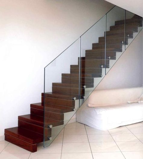 Alfredo Noseda Scale Staircase Glass Design, Steel Stairs Design, درابزين السلم, Glass Railing Stairs, Steel Railing Design, Staircase Interior Design, Modern Stair Railing, Staircase Design Modern, Glass Railings