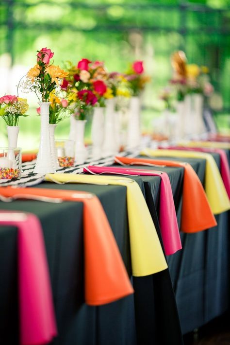 Top Wedding Planners Reveal the Hottest Wedding Decor Trends For 2017 Navy Blue Wedding Color Schemes, Wedding Table Black, 50s Theme, Wedding Color Schemes Blue, Wedding Ides, Black Tablecloth, Marriage Day, Rings Rose Gold, Vera Wang Wedding