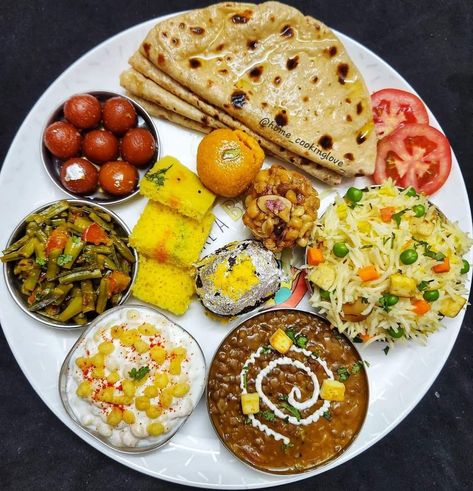 Roti Sabji Indian Thali, Lunch Thali, Rice Curry, Simple Family Meals, Popular Dinner Recipes, Desi Food, Healthy Homemade Recipes, Lunch Recipes Healthy, Indian Snack Recipes