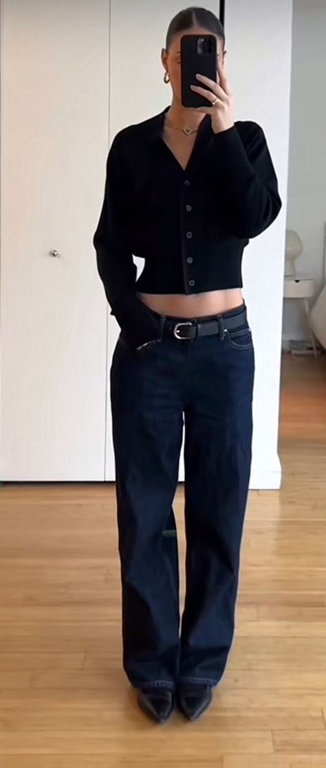 Big Slacks Outfit, Black Shirt And Baggy Jeans Outfit, Black Top Fall Outfit, Cute Black Top Outfits, Chic But Casual Outfits, High Waisted Jeans Outfit Aesthetic, Winter Outfits Black Trousers, Full Jeans Outfit Street Styles, Rainy Day Classy Outfit