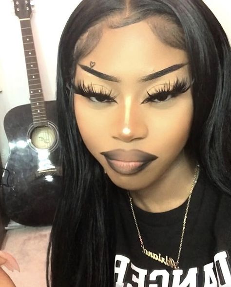 Emo Makeup Black Women, Dark Makeup Looks Black Women, Goth Baddie Aesthetic, Soft Emo Makeup, Grunge Makeup Black Women, Soft Alternative Makeup, Makeup Looks Pretty, Gyaru Goth, Lips Combo