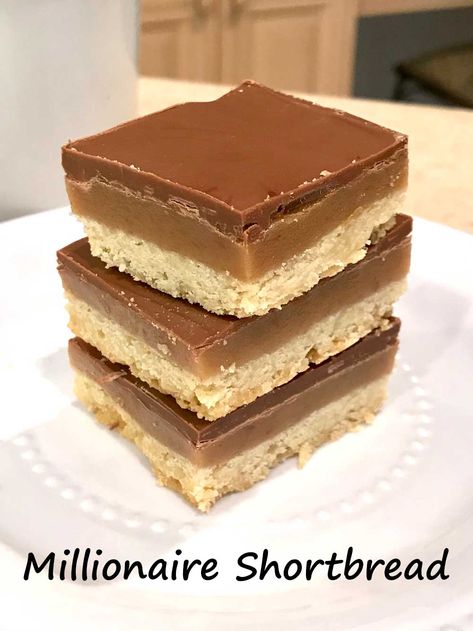 Square Pan Desserts, Millionaire Shortbread Bars, Shortbread Bars Recipes, Blondie Dessert, Short Bread, Pan Cookies, Millionaire Shortbread, Shortbread Bars, Cereal Bar