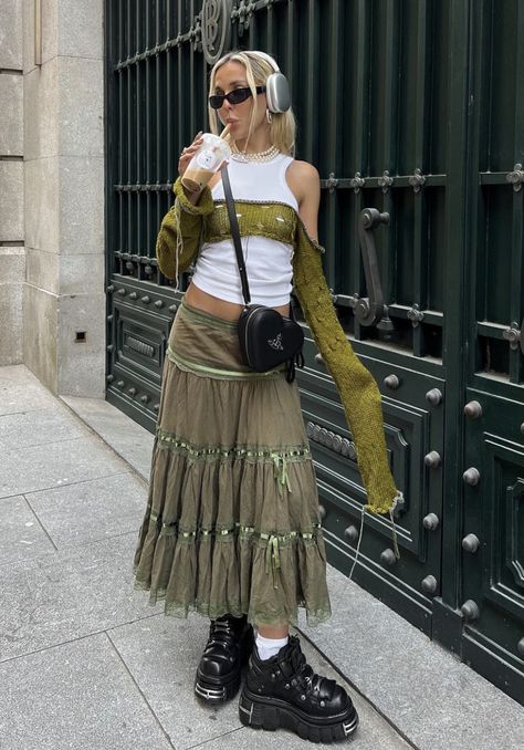 Cargo Skirt Outfit, Midi Skirt Y2k, Preppy Aesthetic Outfits, Spring Skirt Outfits, Midi Skirt Outfit, Y2k Preppy, Y2k Fairy, Skirt Y2k, Estilo Preppy