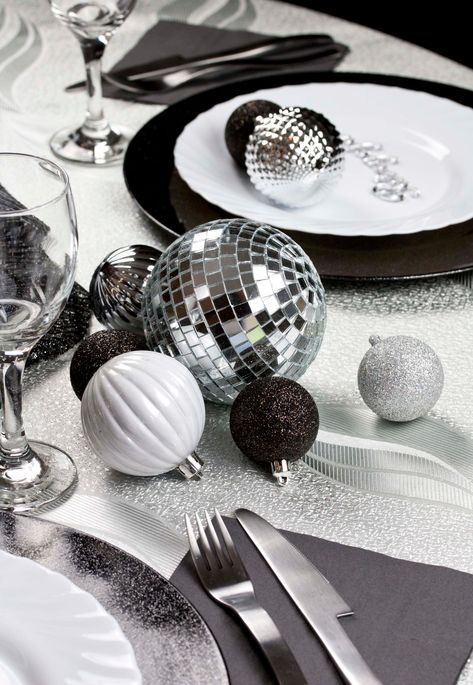 New Years Eve Table Setting, New Years Eve Party Ideas, Pink Table Settings, New Year's Party Decorations, Metallic Christmas, New Year Decoration, Silver Table, Nye Party, New Year's Eve Party