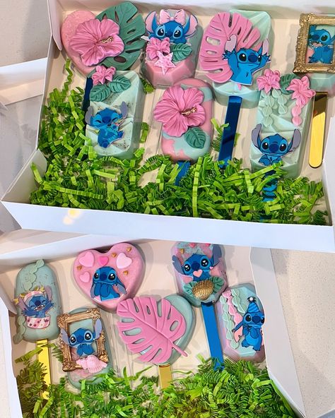 🏝️🌺🌴Stitch Cakesicles🌴🌺🏝️ Obsessed with these Cakesicles!! Cakesicles are always such a cute way to add some treats to your party. Completely customizable to fit your theme ✨A little BTS✨ My daughter is a natural at this stuff She created all the fondant pieces for these cakesicles! So proud 💪 . . . . . . #cake #sanantonio #sanantoniosmallbusiness #sanantoniocakes #sanantonioeats #sanantonioevents #sanantoniofood #sanantoniofoodie #sanantoniobaker #bakedsa #bakery #foodie #food #cakeofth... Lilo And Stitch Birthday Party Treats, Lilo And Stitch Cakesicles, Lilo And Stitch Rice Krispie Treats, Stitch Party Treats, Stitch And Angel Gender Reveal Treats, Stitch Cakesicles, Lilo And Stitch Dessert Table, Bluey Cakesicles, Lilo And Stitch Desserts