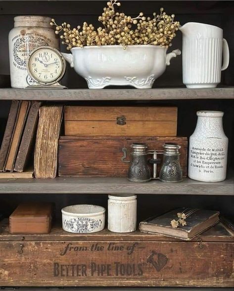 Antique Shelf Decor Display, French Country Bookshelf Decor, Shabby Chic Antique Booth, Cozy Vintage Decor, Vintage Shelf Styling, Kitchen Hutch Decorating Ideas, Vintage Shelf Decor, Cottage English, Unique Apartment