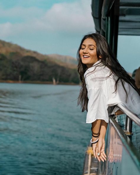 Kritika Sharma, Sharma Sisters, Boating Pictures, Boat Photoshoot, Solo Photo, Travel Pictures Poses, Photography Posing Guide, Posing Guide, Best Photo Poses