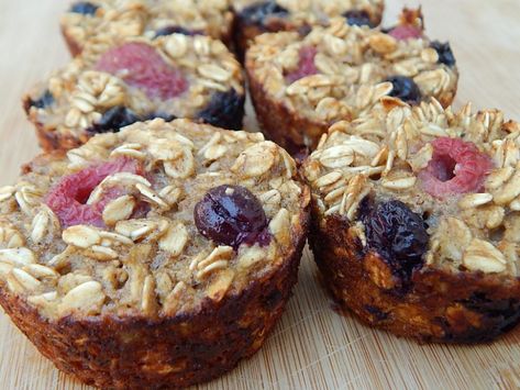 Berry Oatmeal Muffins, Oatmeal Muffin, Muffins Blueberry, Berry Oatmeal, Ww Breakfast, Banana Oatmeal Muffins, Breakfast Oatmeal, Berry Muffins, Banana Oat