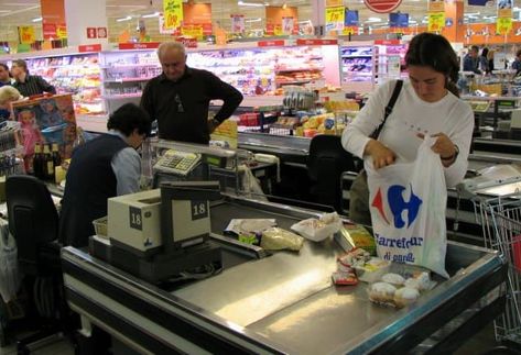 An American Guide to Italian Grocery Stores | Romeing Shopping Rome Italy, Italian Supermarket, Rome Market, Italy Grocery Store, Rome Souvenirs, When In Rome Book, Roscioli Rome, Grocery Stores, Rome Italy