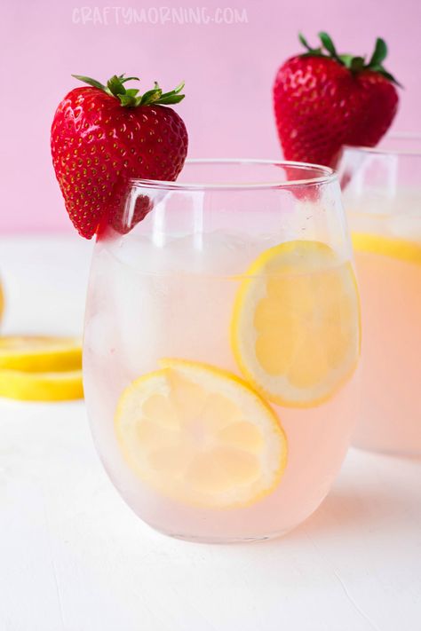 Girly Cocktails to Make at Home Malibu Sunset Cocktail Recipe, Moscato Recipes, Girly Cocktails, Sunset Cocktail Recipe, Tequila Sunrise Cocktail, Cocktails To Make At Home, Drinks To Make, Girly Drinks, Drinks To Try