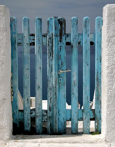 blue gate Old Gates, Deco Marine, Seaside Living, Cottage By The Sea, House By The Sea, Dream Beach, Fence Gate, Blue Dream, Deco Floral