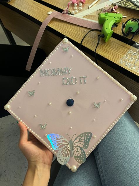 Grad Cap Dedicated To Parents, For My Parents Graduation Cap, Teen Mom Graduation Cap, Mom Graduation Cap, College Grad Pictures, Graduation Cap Decoration Diy, Grad Pictures, Diy Graduation Cap, Diy Graduation