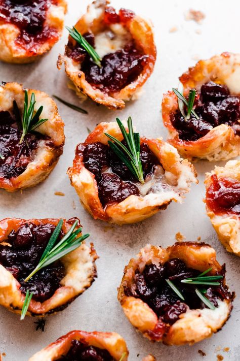 Cranberry Appetizer, Puff Pastry Bites, Pastry Bites, Brie Cranberry, Brie Puff Pastry, Brie Appetizer, Thanksgiving Appetizers Easy, Cranberry Brie, Puff Pastry Appetizers