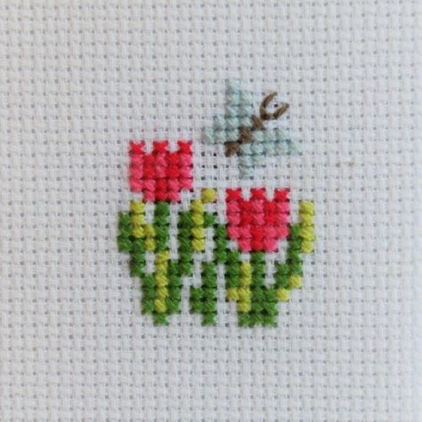 Different style crochet pics designs ideas 2022 Small Cross Stitch Butterfly, Mini Flower Cross Stitch Pattern, Cross Stitch Simple Flower, Mini Butterfly Cross Stitch Pattern, Cross Stitch Patterns Flowers Easy, Tiny Flower Cross Stitch, Cross Stitch Small Flowers, Small Cross Stitch Ideas, Small Cross Stitch Flowers