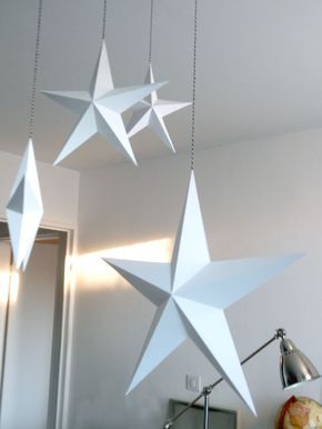 Instructions et patrons pour la réalisation d'une étoile en papier en volume. Parfaite comme suspension dans une chambre d'enfant ou déco de noël. Noel Diy, Diy Crafts To Do, Handmade Christmas Decorations, Paper Stars, Child's Room, Christmas Deco, Diy Crafts To Sell, Crafts To Do, Diy Christmas Gifts