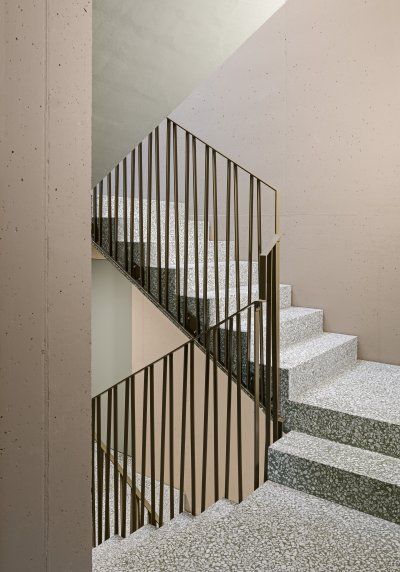 HDPF · Feldstrasse Modern Railing Design, Railing Design Balcony, Exterior Stair Railing, Art Deco Houses, Design Balcony, Balustrade Design, Staircase Interior Design, Steel Balustrade, Staircase Handrail