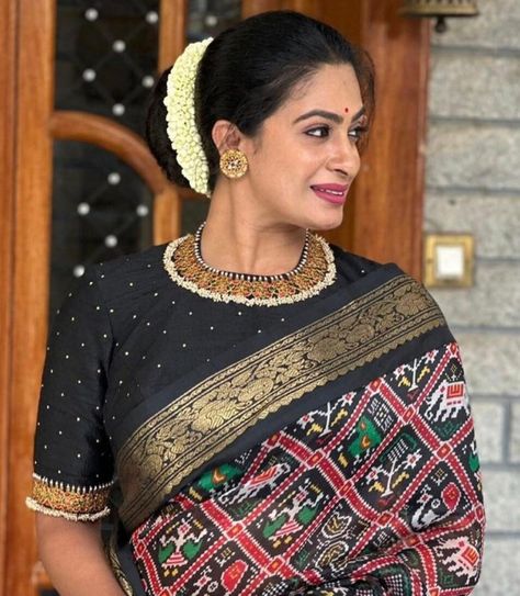 Black Saree Blouse, Black Blouse Designs, Saree Blouse Styles, Embroidery Blouses, Maggam Work Designs, Fashionable Saree Blouse Designs, Blouse Designs Silk, Fancy Blouse, Black Saree