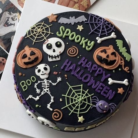 Halloween Cake Design, Cute Halloween Cakes, Autumn Foods, Pasteles Halloween, Spooky Cake, Halloween Birthday Cakes, Halloween Cake Decorating, Dulces Halloween, Halloween Cookies Decorated