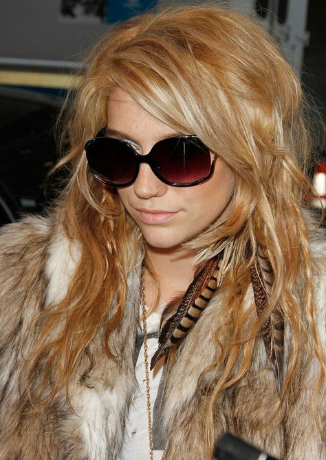 Kesha Kesha 2000s Aesthetic, Kesha Girl Aesthetic, Kesha Aesthetic Y2k, Kesha Core Aesthetic, Kesha Outfits 2000s, Kesha Aesthetic 2010, Kesha 2000s, Kesha Core, Kesha Halloween