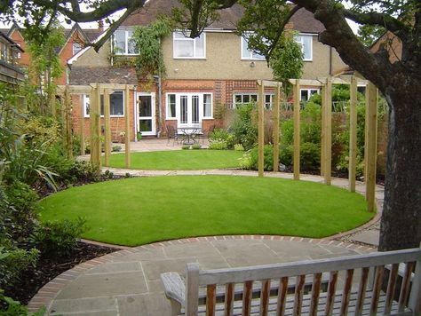 circular bed in lawn - Ecosia - Images Lawn Garden Design, Lawn Shapes, Circular Garden Design, Hard Landscaping Ideas, Circular Garden, Circular Lawn, Lawn Designs, Planting Design, Bamboo Garden