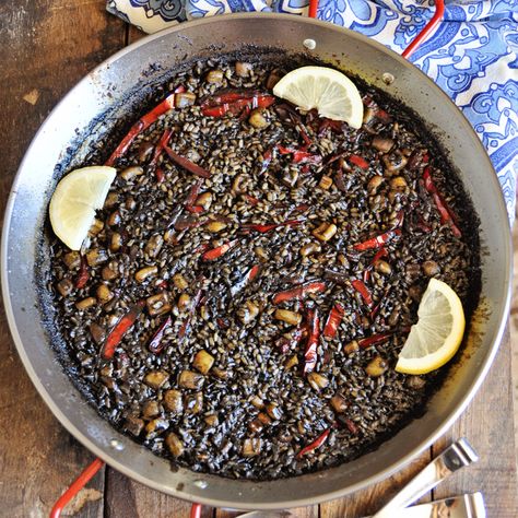 Mediterranean Rice Recipe, Paella Recept, Mediterranean Rice, Spanish Paella, Spanish Olives, Seafood Paella, Spanish Recipes, Spain Food, Black Rice