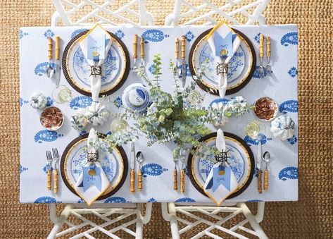 Small Table Setting Ideas, Southern Tablescapes, Blue Thanksgiving Table Decor, Thanksgiving Table Ideas, Table Settings Tips, Chinese Dinner, White Table Settings, Set A Table, Formal Table Setting