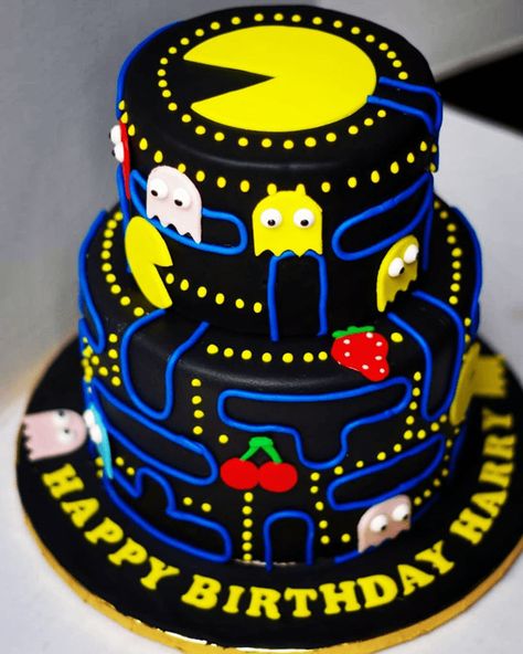 PacMan Birthday Cake Ideas Images (Pictures) Man Cake Design, Pacman Birthday, Pac Man Cake, Pac Man Party, 8th Birthday Cake, Glow Birthday Party, Marvel Cake, Man Cake, Baker Cake