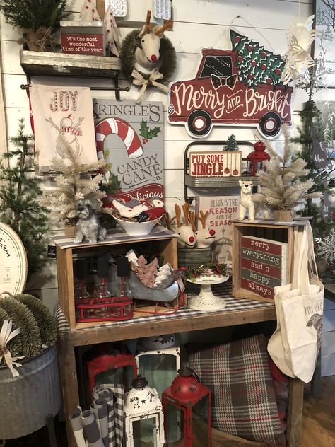 Country Christmas Store Displays, Vintage Christmas Booth Display Ideas, Christmas Shop Decorations, Christmas Market Booth, Christmas Booth Display Ideas Vendor, Christmas Vintage Market Booth, Winter Vintage Booth Displays, Vintage Christmas Antique Booth, Christmas Shop Displays