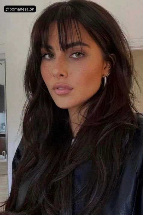 Classic wispy bangs – an effortlessly charming choice featuring soft and wispy bangs that never go out of style. Brown Hair Bangs, Brown Hair Inspo, Bangs With Medium Hair, Wispy Bangs, Haircuts Straight Hair, Long Hair With Bangs, Penteado Cabelo Curto, Haircuts For Long Hair, Hair Inspiration Color