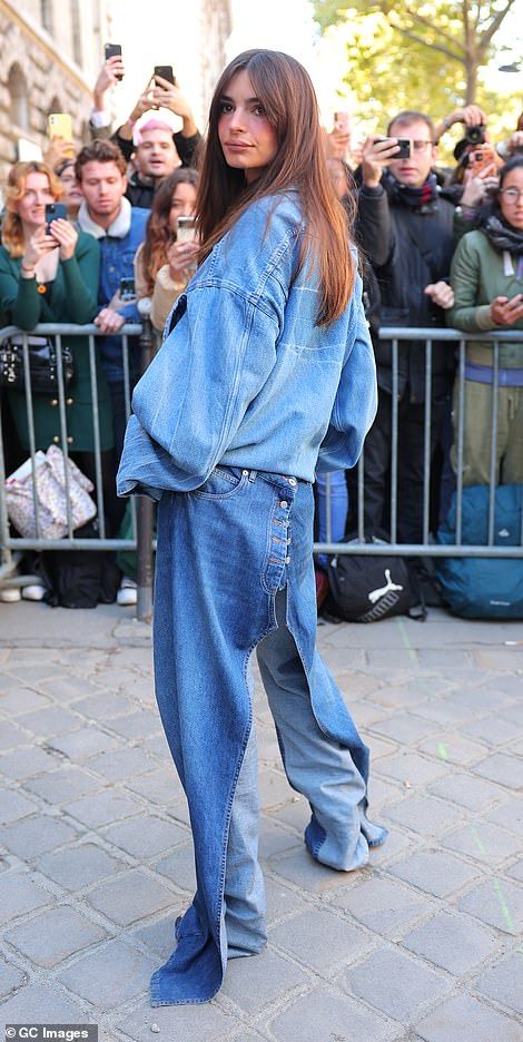 Emily Ratajkowski looks effortlessly stylish in double denim | Daily Mail Online Grey Denim Outfit, Double Denim Outfit, Long Grey Coat, Unusual Clothes, Vogue Models, Effortless Outfit, Funny Fashion, Quirky Fashion, Double Denim