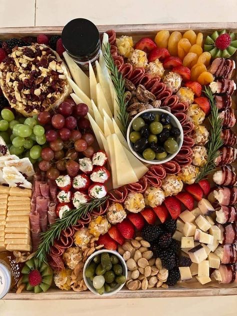 Picky Bits Platter, Meat Cheese And Cracker Tray Ideas, Charcuterie Board Meats, Charcuterie Appetizers, Amazing Food Platters, Easter Party Food, Cheesy Snack, Charcuterie Gifts, Appetizers Table