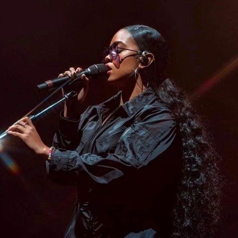 Gabi Wilson -【Biography】Age, Net Worth, Height, Single, Nationality Her The Singer, Gabi Wilson, Black Female Singers, Singing On Stage, Piano And Guitar, R&b Albums, Woman Singing, Black Queens, Hip Hop And R&b