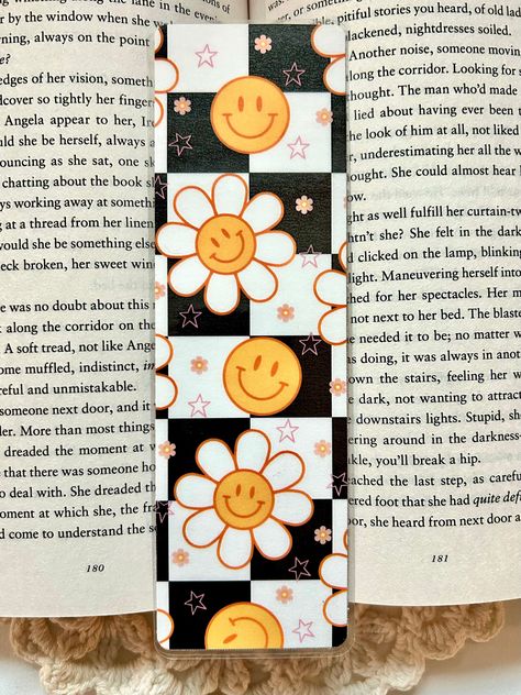 Student Bookmarks, Flowers Black And White, Smiley Flower, Retro Smiley Face, Bookmarks Diy, Handmade Bookmarks Diy, Bookmark With Tassel, Face Flower, Bookmark Ideas