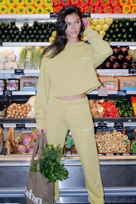 10  Healthy Girl Hacks For Grocery Shopping Grocery Shopping Photoshoot, Grocery Outfits, Woman Grocery Shopping, Grocery Photo, Grocery Shopping Outfit, Groceries Aesthetic, Grocery Shopping Aesthetic, Grocery Shopping Hacks, Healthy Grocery Shopping