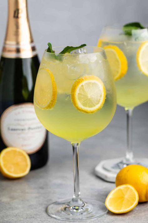 This is a classic Limoncello Spritz Recipe - the perfect light lemon cocktail for summer with club soda, limoncello, and prosecco. Light Cocktail Recipes, Limoncello Drinks, Beach In Italy, Prosecco Drinks, Summer Drink Recipe, Limoncello Spritz, Limoncello Cocktails, Light Cocktails, Spritz Recipe